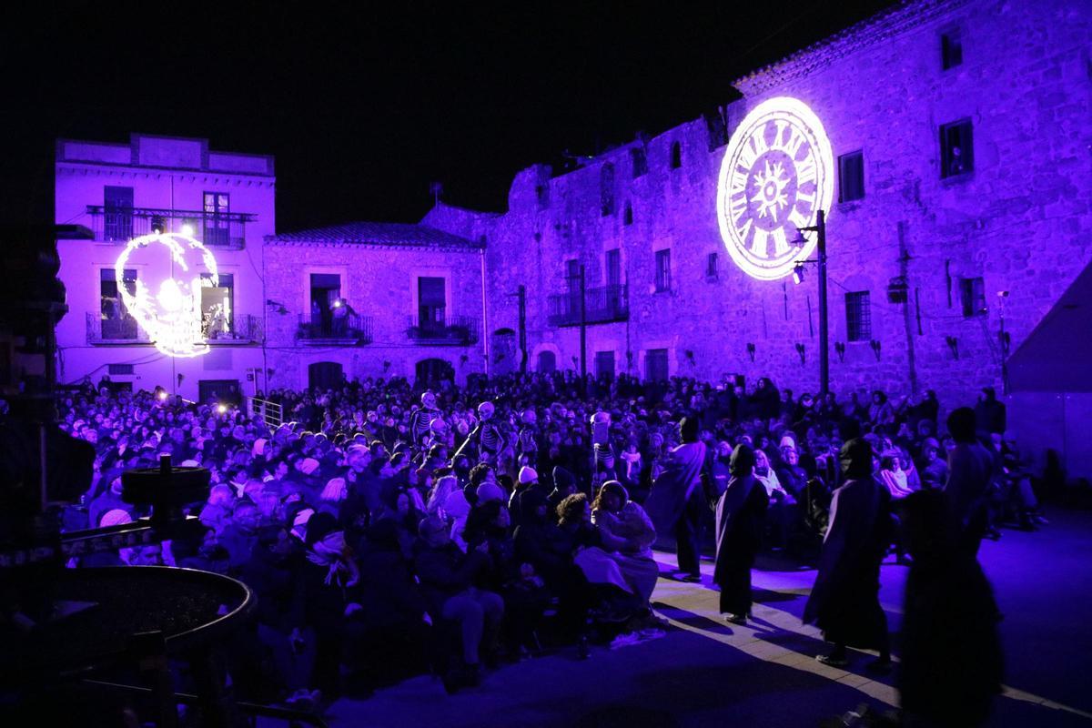 La procesión de la Danza de la Muerte en Verges, con cientos de participantes (Fuente: El Periódico)