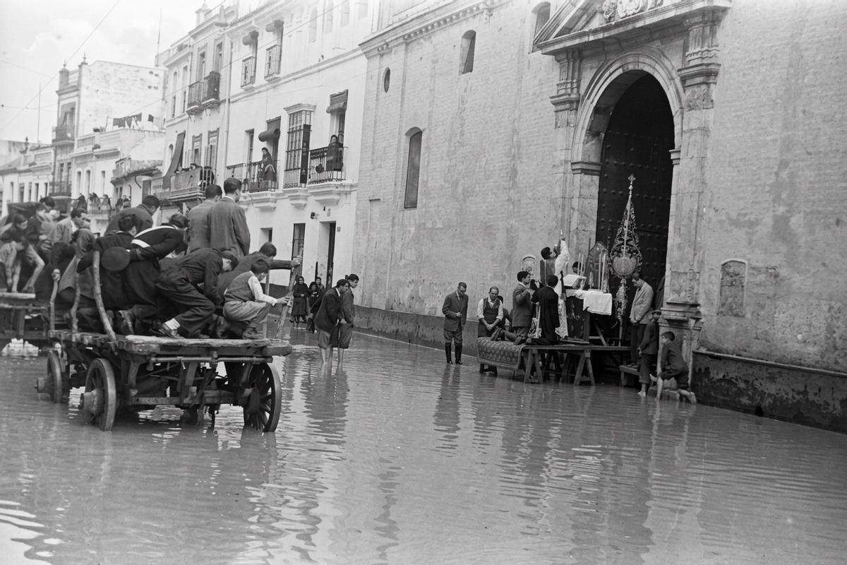 La cara oculta de la Semana Santa de Sevilla: desastres, tumultos y robos