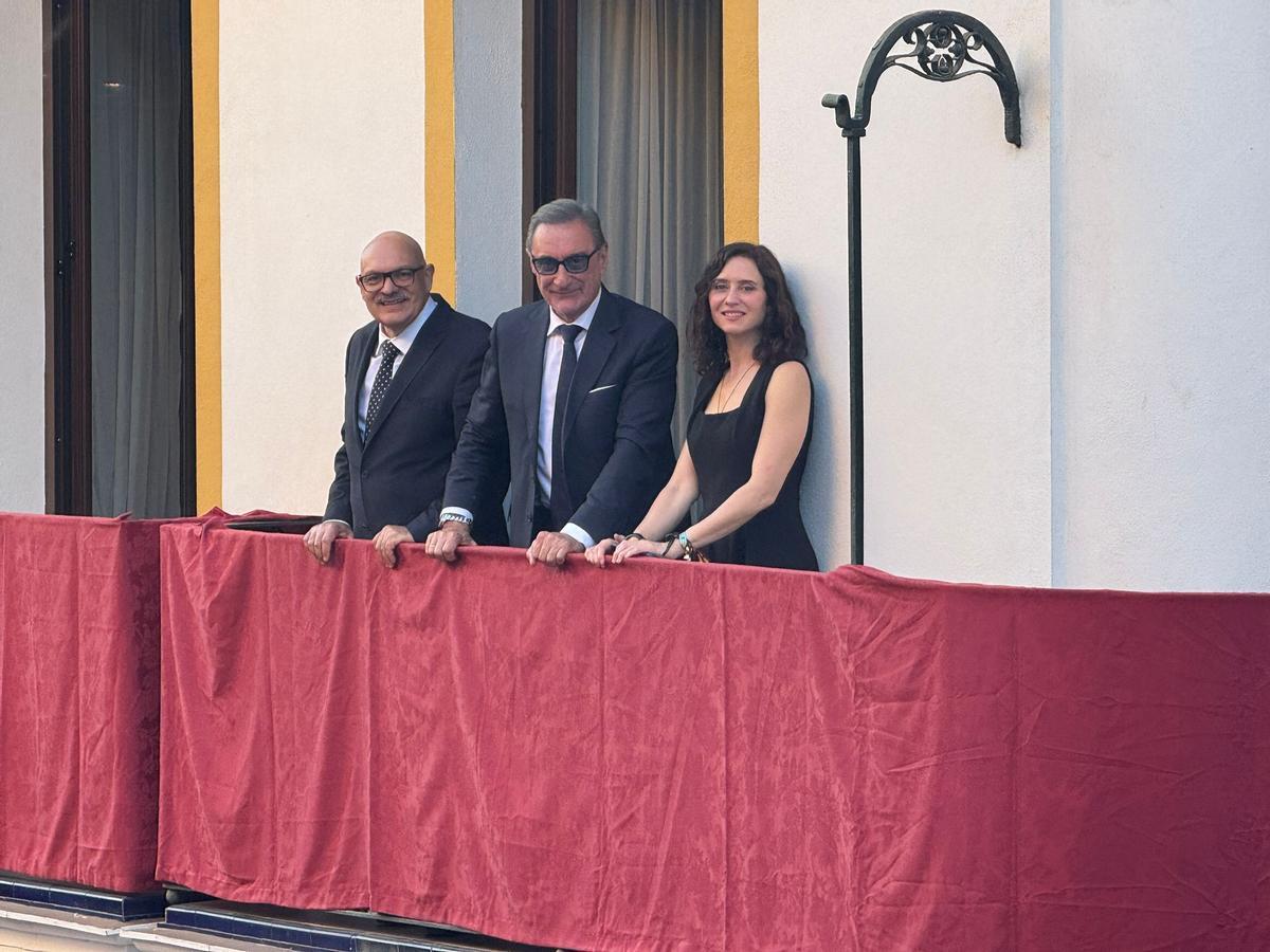 Isabel Díaz Ayuso vive la Semana Santa en Sevilla con Carlos Herrera como anfitrión