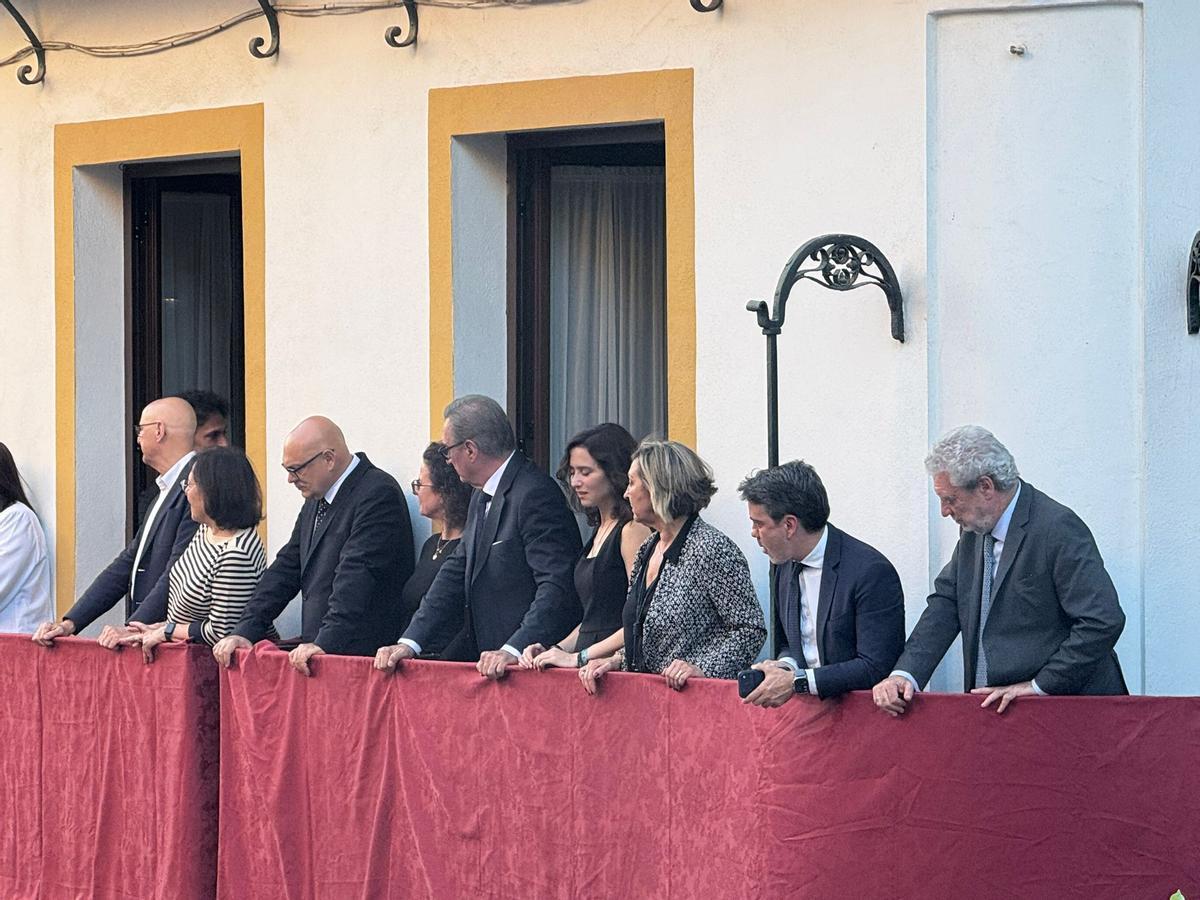 La presidenta de la Comunidad de Madrid, Isabel Díaz Ayuso, y el periodista Carlos Herrera observan las procesiones del Jueves Santo en un balcón de la Cuesta del Bacalao en Sevilla. (Fuente: El Periódico)