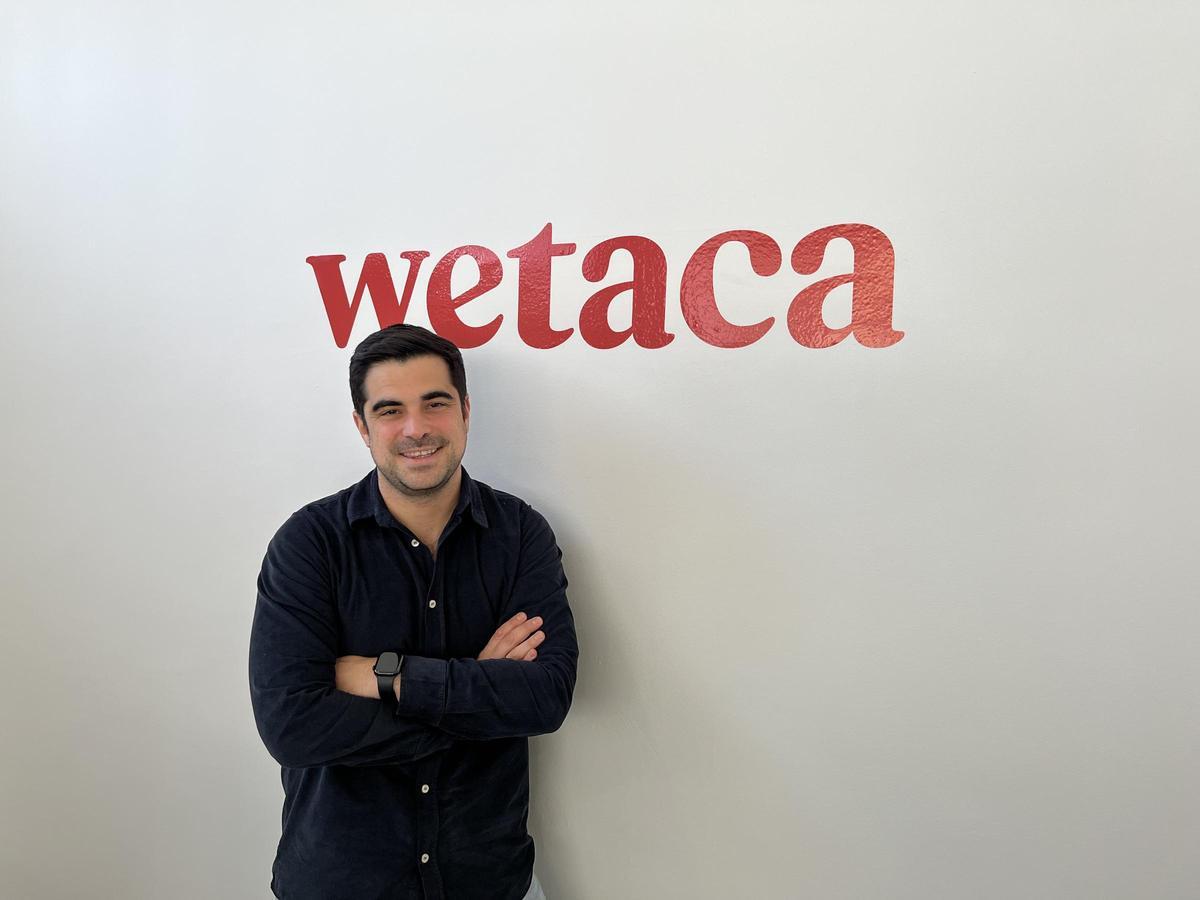 Efrén Álvarez, cofundador de Wetaca, sonriendo mientras cocina en la cocina de la empresa. (Fuente: El Periódico)