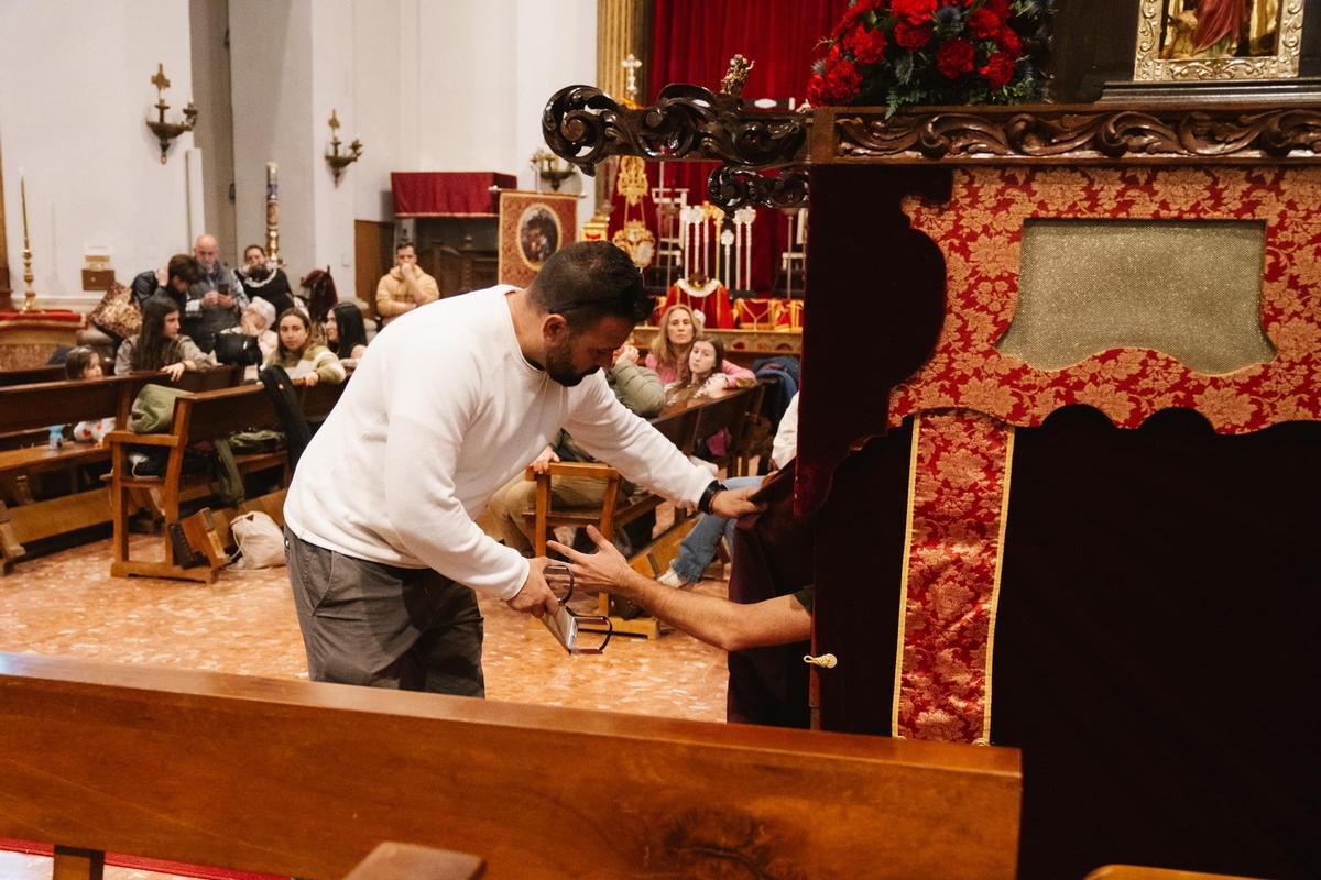 María García, costalera de la Hermandad del Cristo de las Tres Caídas, junto a sus compañeras. (Fuente: El Periódico)