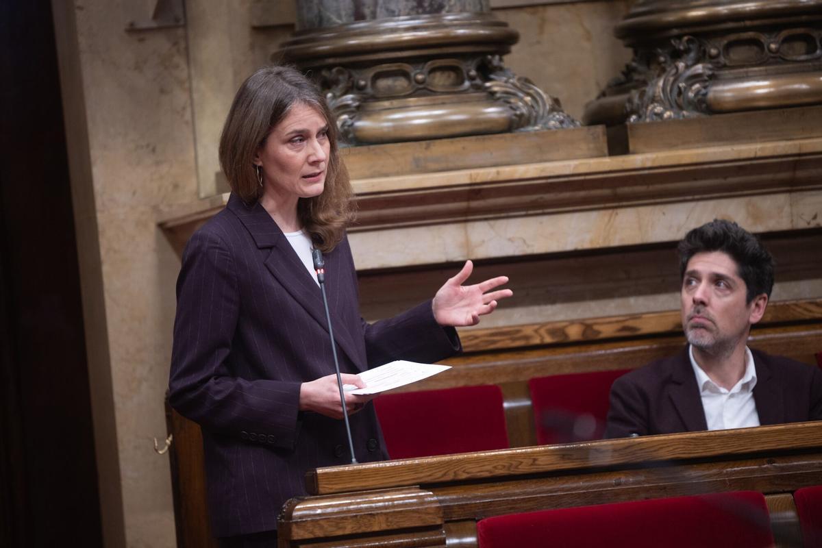 La consellera de Economia, Alícia Romero, con la presidenta de Comuns en el Parlament, Jéssica Albiach (Fuente: El Periódico)