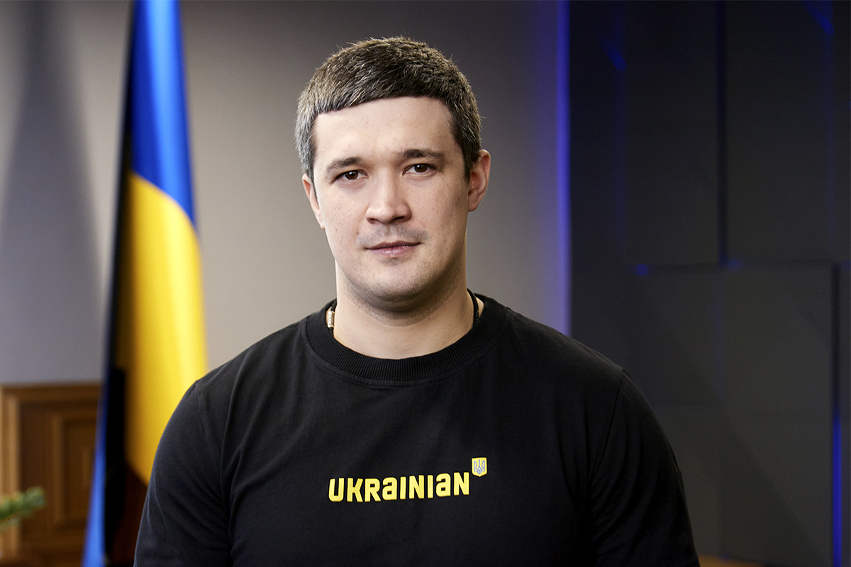 Una imagen de un usuario interactuando con un panel de inteligencia artificial que muestra información en tiempo real sobre el conflicto en Irán (Fuente: El Mundo)