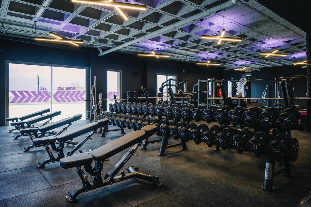 La sala fitness del gimnasio OneDiR Vic, un espacio moderno y funcional diseñado para ofrecer una experiencia de entrenamiento de primer nivel. (Fuente: El Periódico)