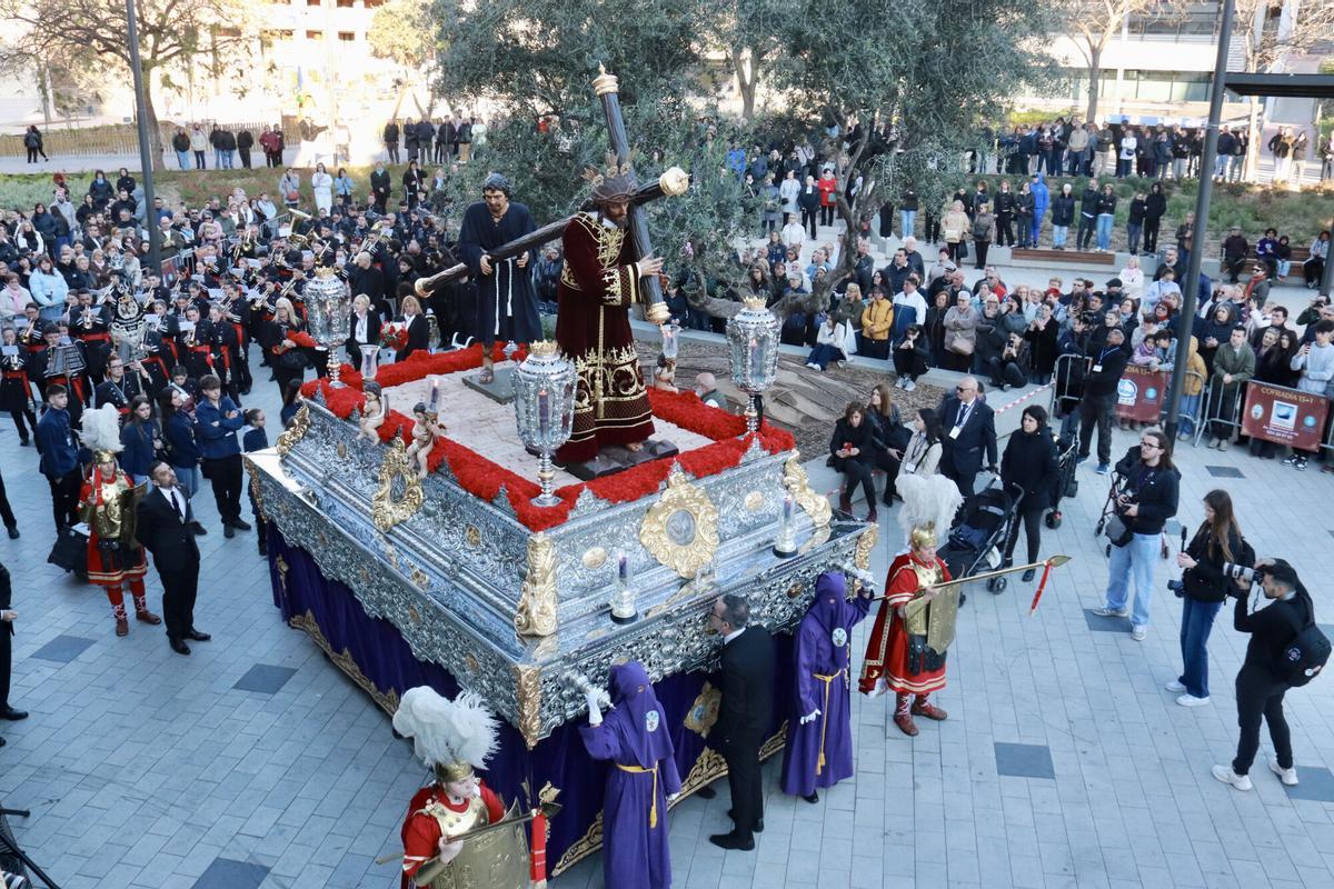 La procesión de Viernes Santo de L'Hospitalet, con el paso de Nuestra Señora de los Dolores. (Fuente: El Periódico)