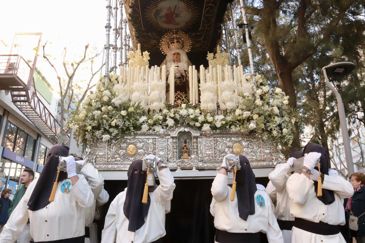 El paso de Jesús de Nazaret en la procesión de Viernes Santo en L'Hospitalet. (Fuente: El Periódico)
