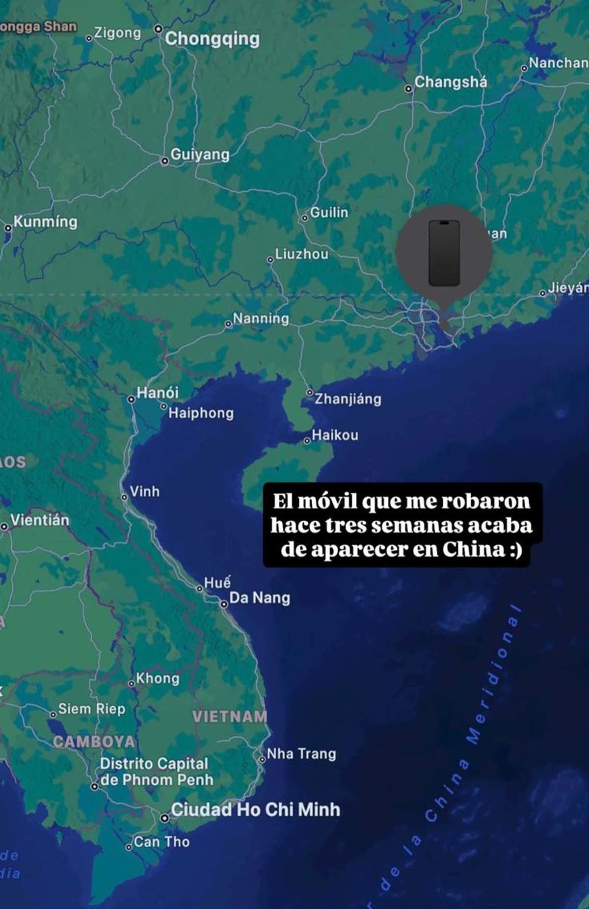 Un hombre sostiene un iPhone 14 en una calle de Londres, mientras un ladrón se acerca en una bicicleta eléctrica. (Fuente: El Mundo)