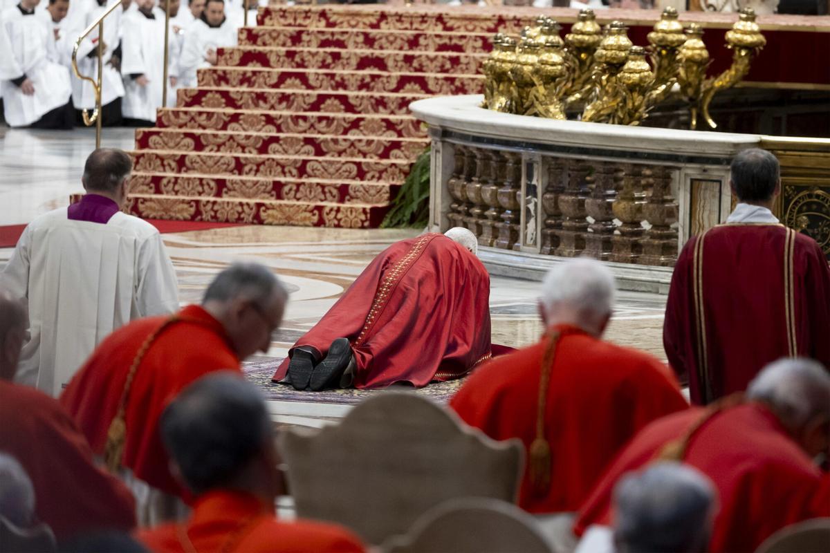 El Papa León XIV presidiendo la celebración de la Pasión de Cristo en la basílica de San Pedro del Vaticano. (Fuente: El Periódico)