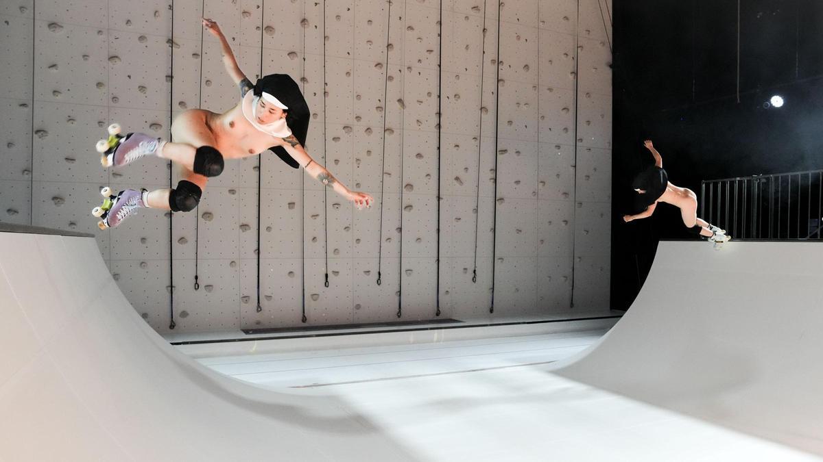 Ópera 'Sancta' enciende polémica en Bélgica: monjas lesbianas desnudas sobre patines