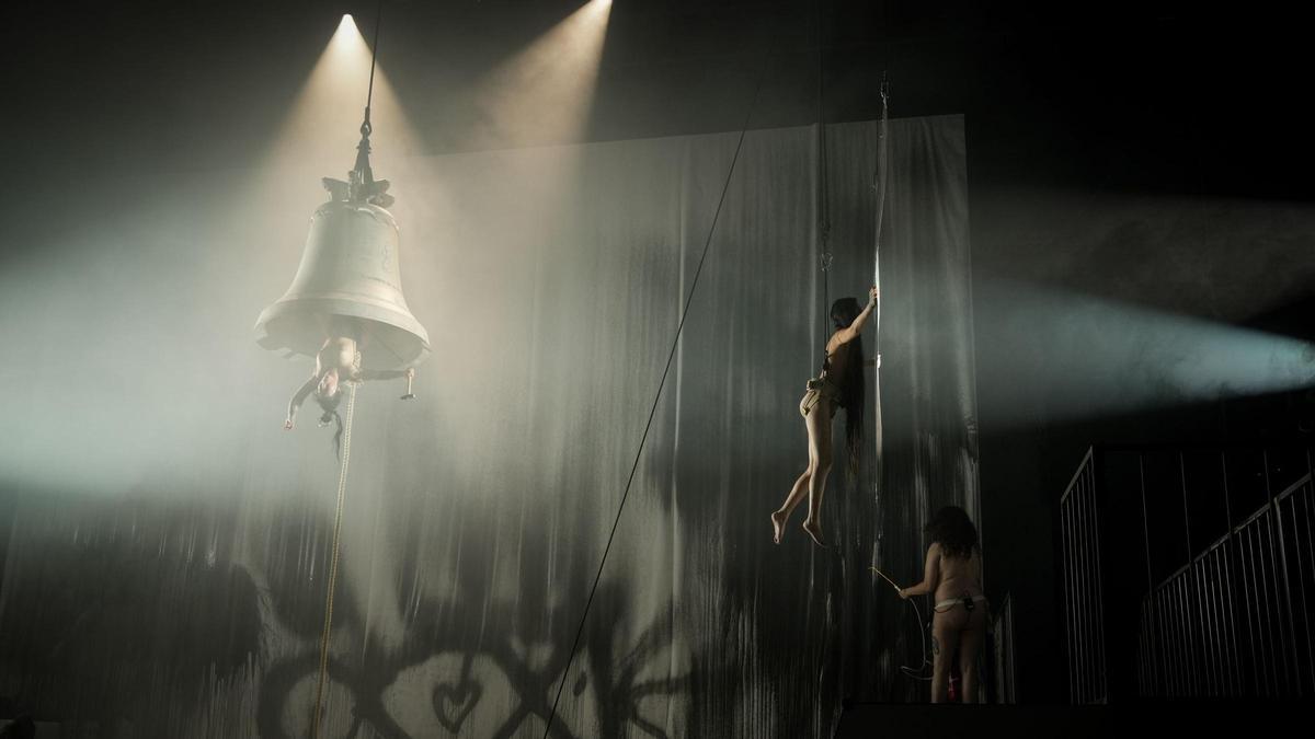 Monjas lesbianas desnudas sobre patines en la ópera 'Sancta', generando polémica en Bélgica. (Fuente: El Periódico)