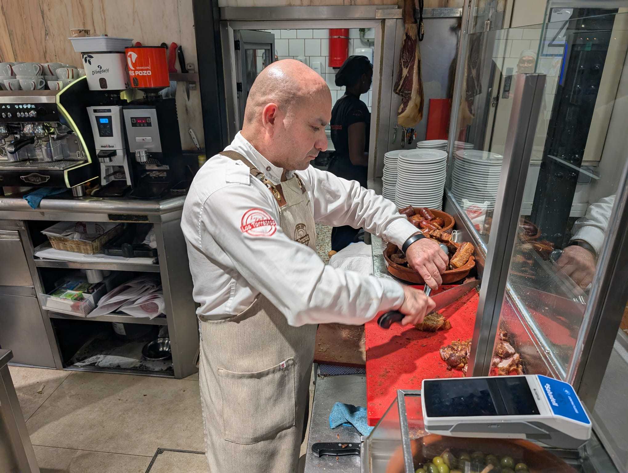 Imagen de la calle llena de gente esperando el concierto de Rosalía en el Movistar Arena (Fuente: El Mundo)