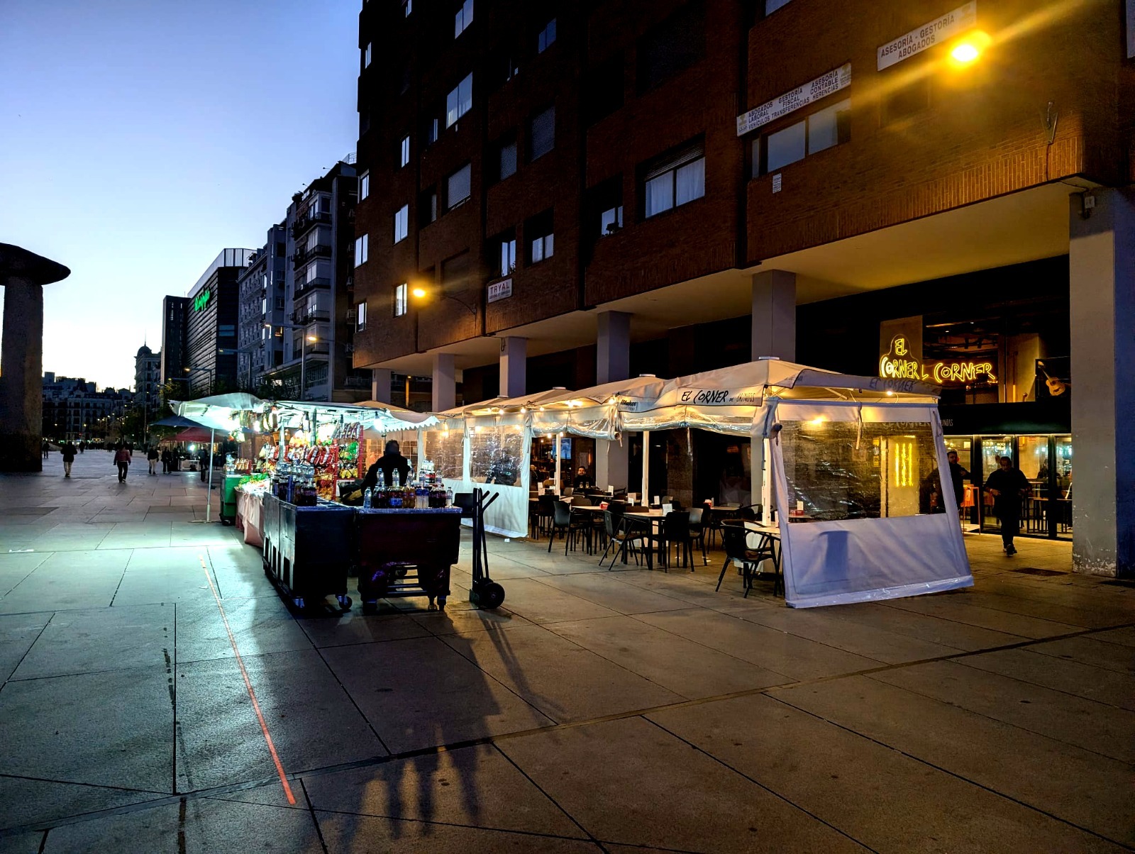 Foto de un camarero ocioso en un bar cercano al recinto (Fuente: El Mundo)
