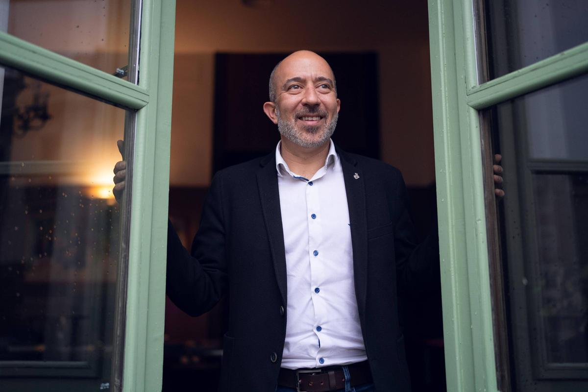 El alcalde de Manresa, Marc Aloy, en el salón de plenos. (Fuente: El Periódico)