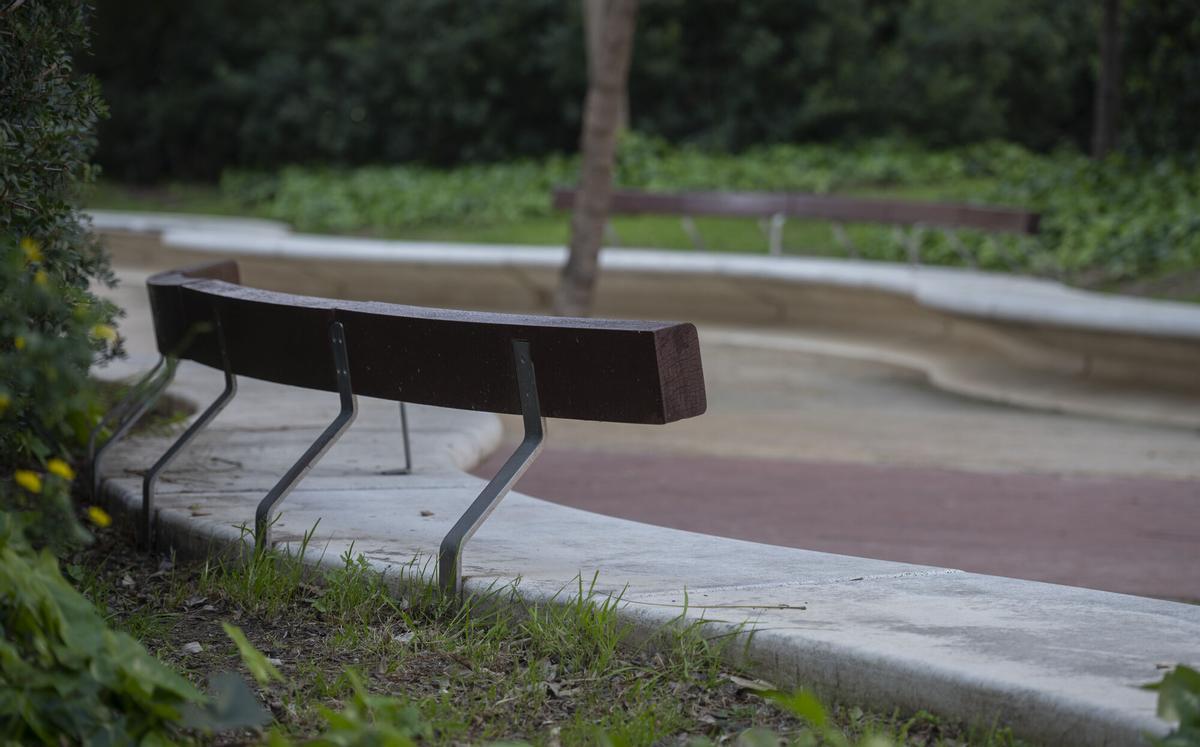 La revolución del mobiliario urbano en Barcelona: bancos con vegetación y tecnología