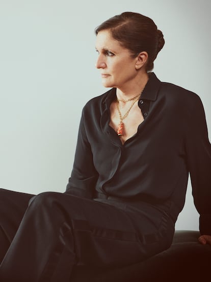 Maria Grazia Chiuri en su despacho de Fendi, rodeada de prendas y accesorios de la marca. (Fuente: El País)