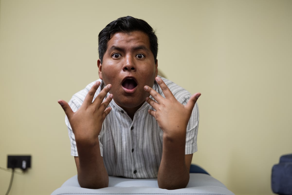 El humorista Oscar Tito: 'Soy gay y cristiano, y mi comedia es una forma de conectar con la gente'