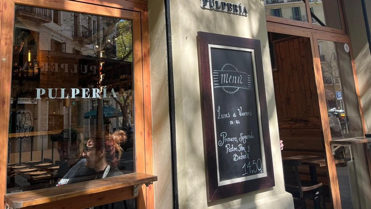 Riquiño, el bar de novela que revive en el corazón de Barcelona