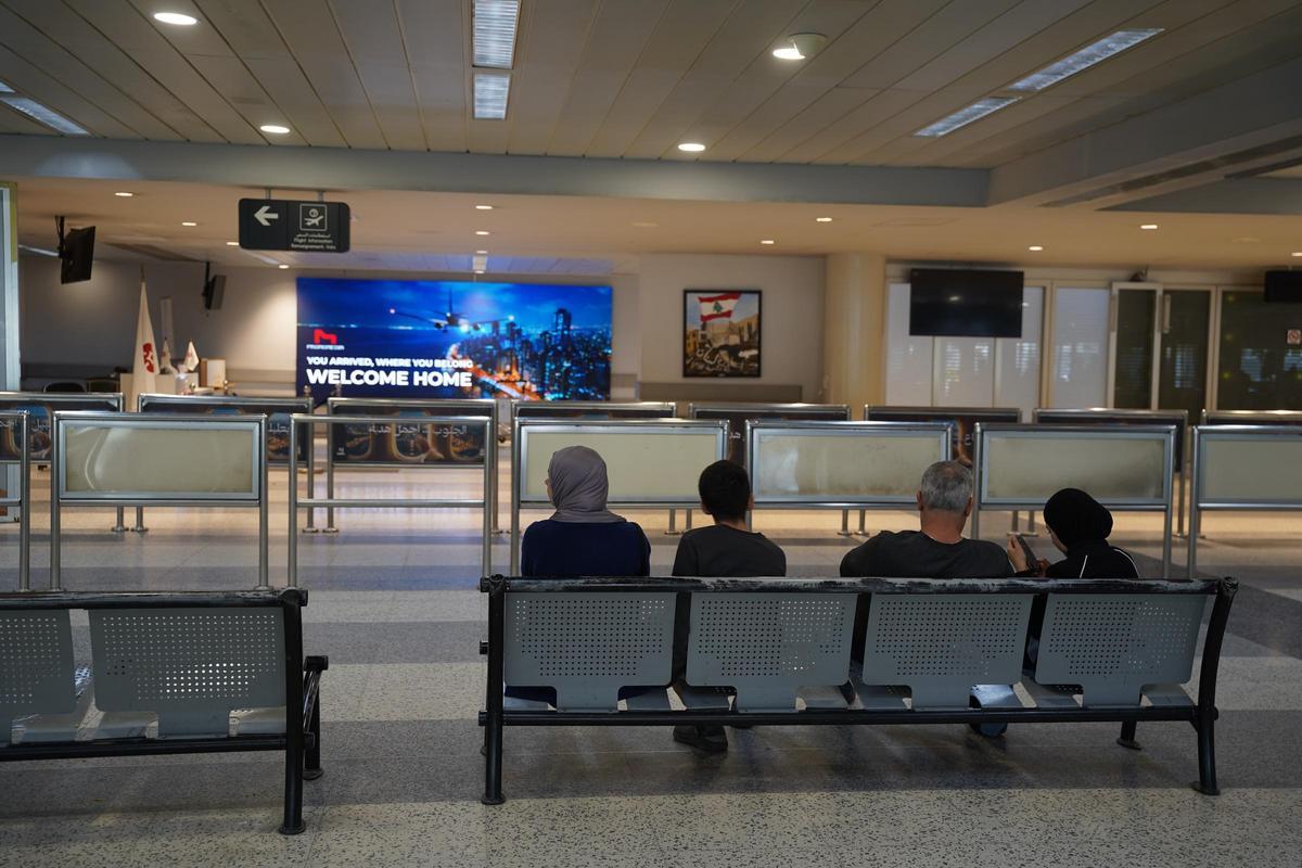Una mujer y un niño en el aeropuerto de Beirut, con una expresión de tristeza y esperanza en sus rostros. (Fuente: El Periódico)