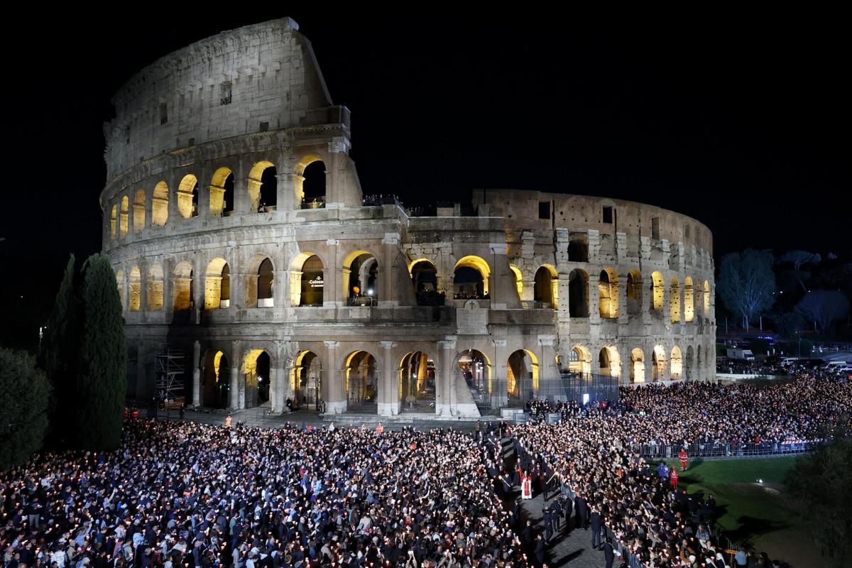 El Papa León XIV revive la tradición del Viacrucis en el Coliseo con un emotivo mensaje