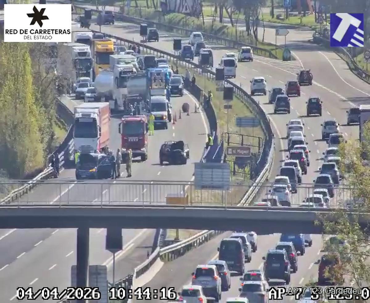 Accidente múltiple en la AP-7 causa largas retenciones en Llinars del Vallès