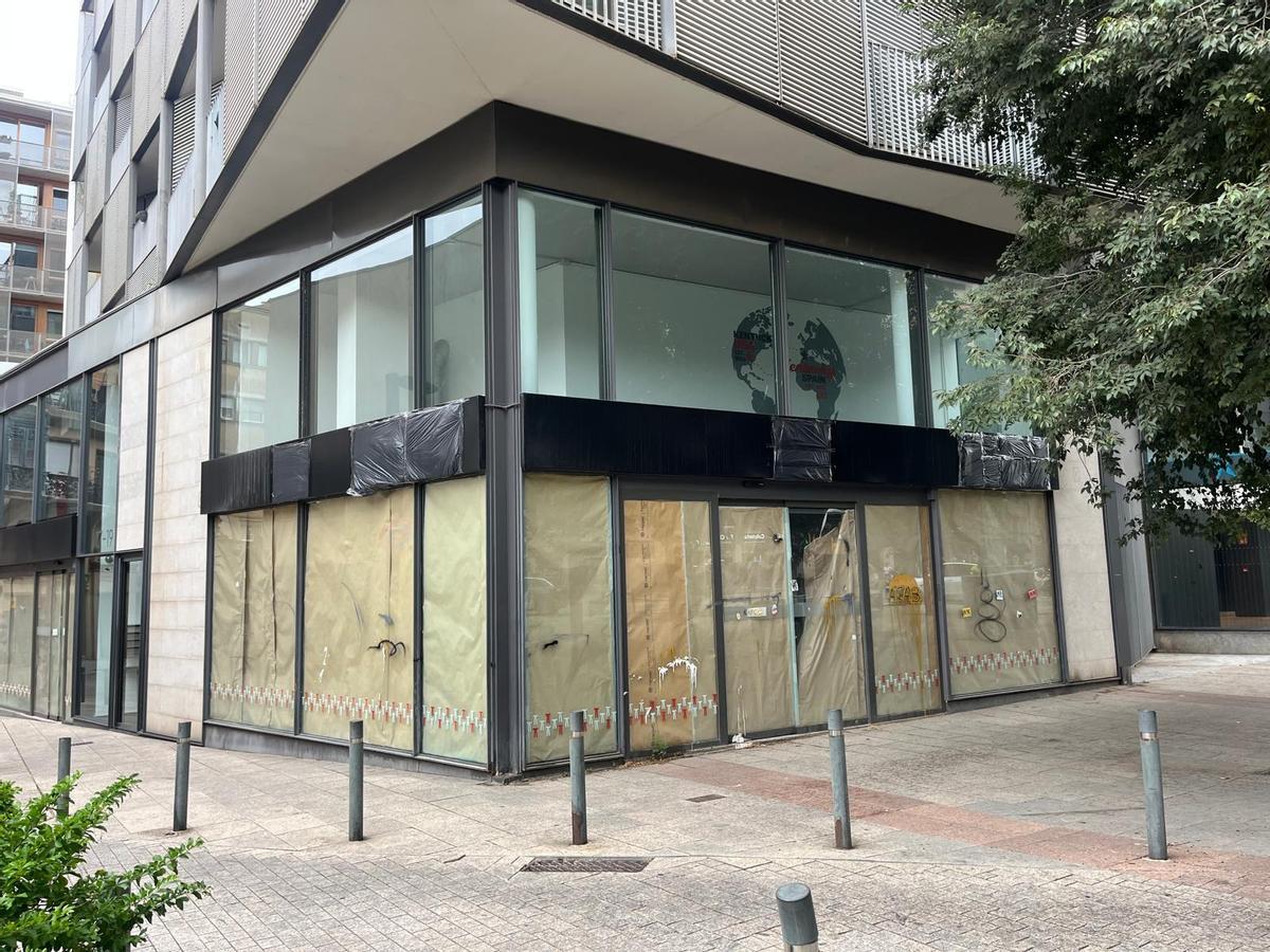 Un local de KFC abandonado en Riera de Vallcarca, con un aspecto posapocalíptico. (Fuente: El Periódico)