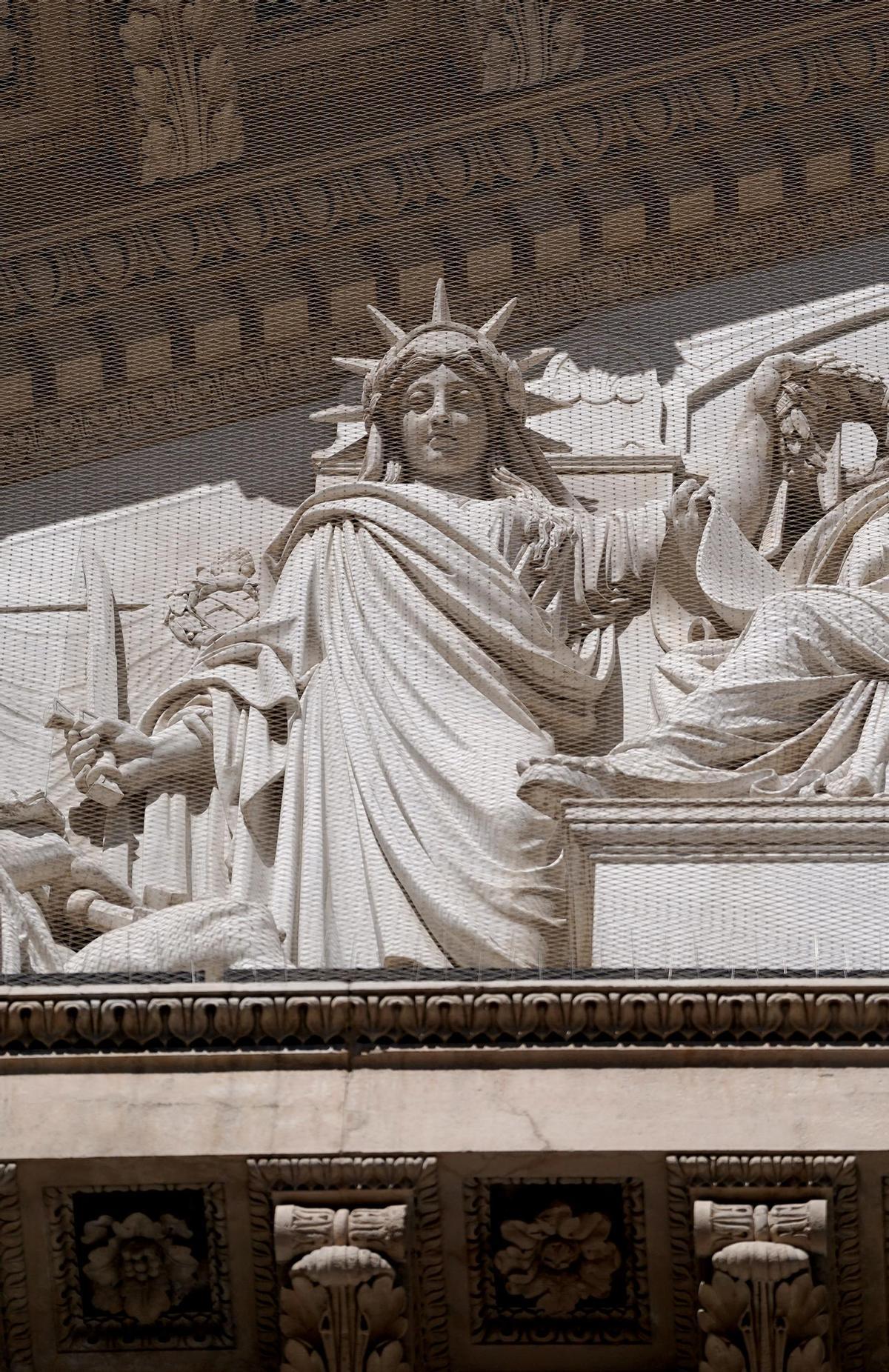 El frontón del Congreso de los Diputados en Madrid, con la estatua de la Justicia diseñada por Ponciano Ponzano. (Fuente: El Periódico)