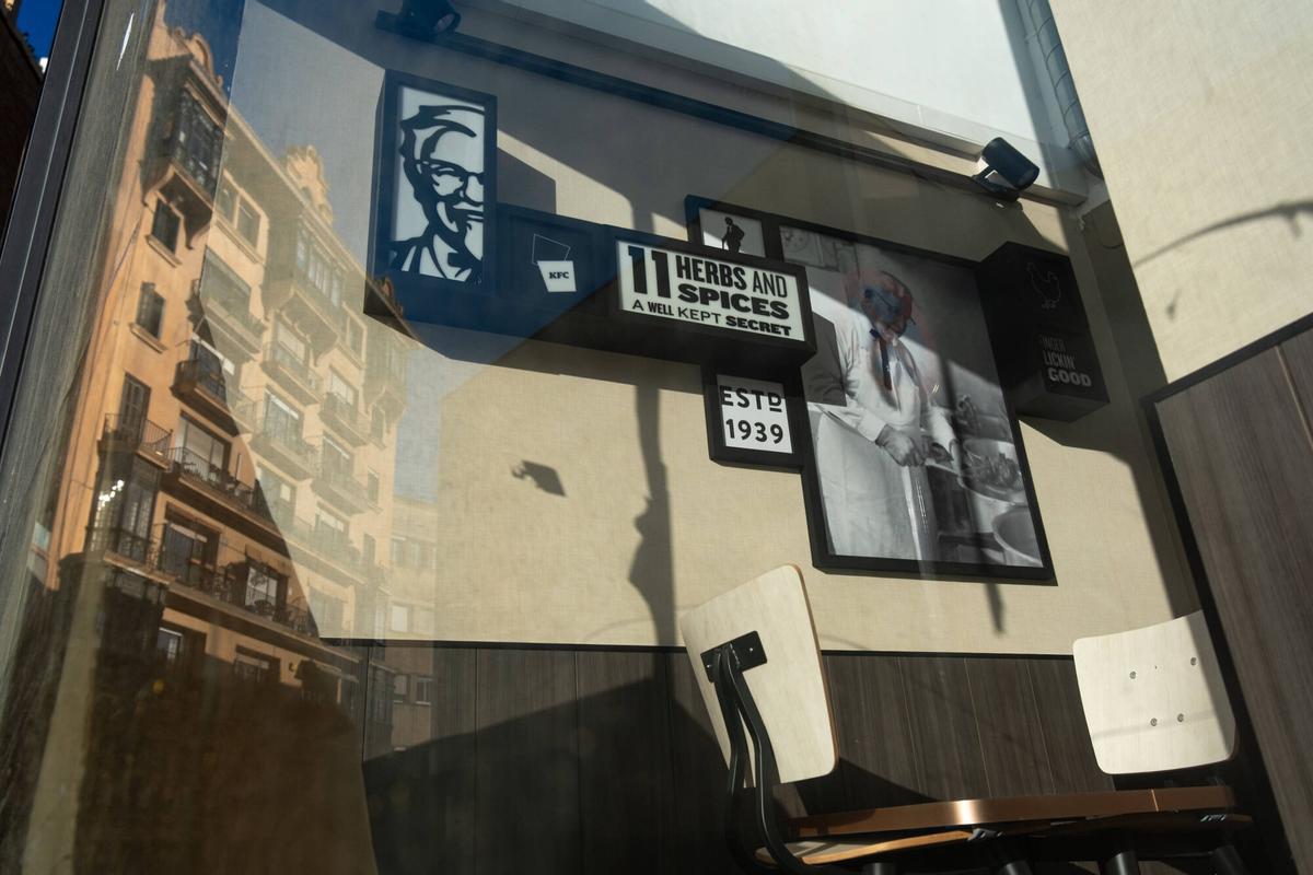 El interior del local de KFC en Riera de Vallcarca, con restos humanos y una foto del coronel Sanders. (Fuente: El Periódico)