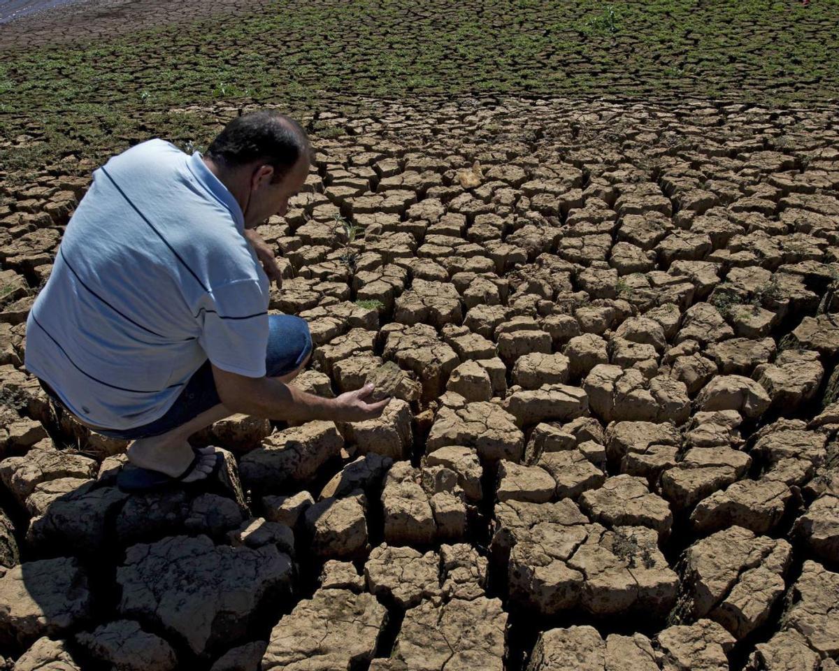 Un embalse seco en una región afectada por la sequía, con una imagen que refleja la gravedad del problema. (Fuente: El Periódico)