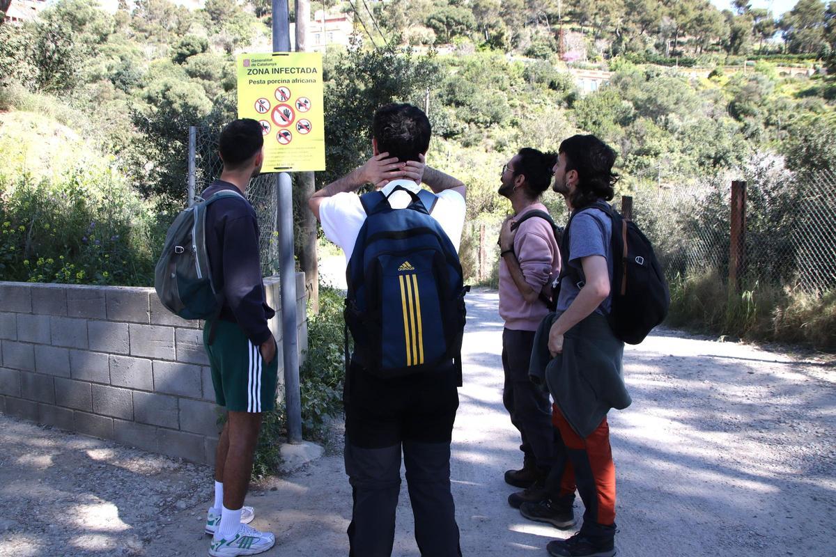 Personas que intentan entrar en la zona restringida de Collserola por la peste porcina africana (Fuente: El Periódico)
