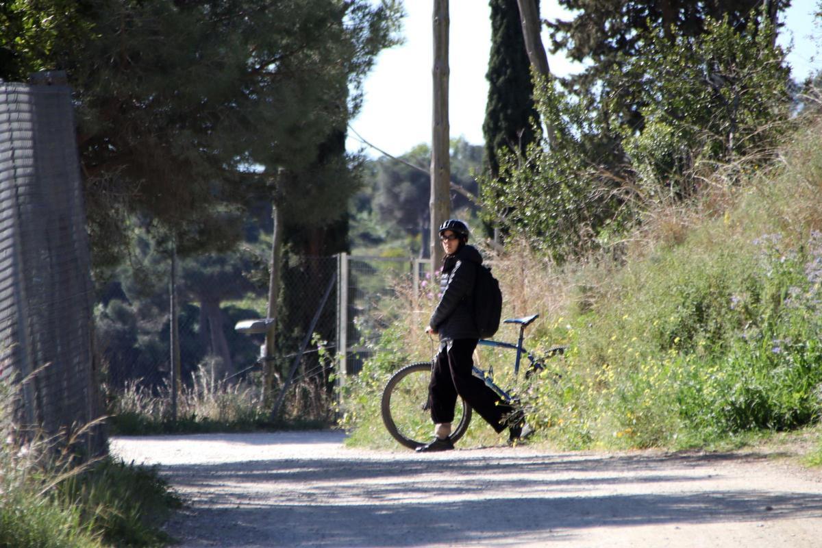 Personas que entran igualmente en la zona restringida de Collserola por la peste porcina (Fuente: El Periódico)