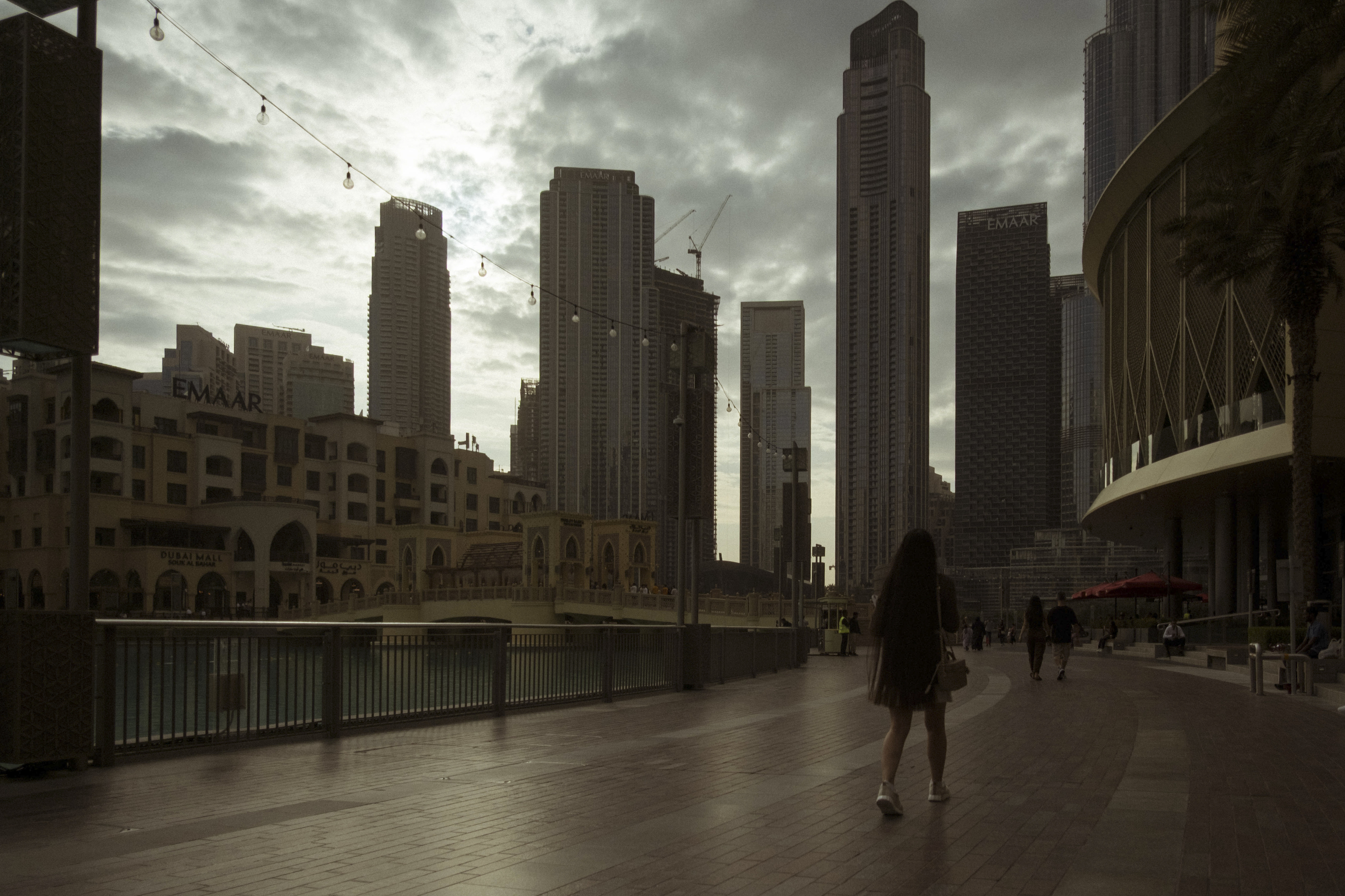 La guerra en Irán sacude al Golfo: multimillonarios huyen y mercado inmobiliario se hunde