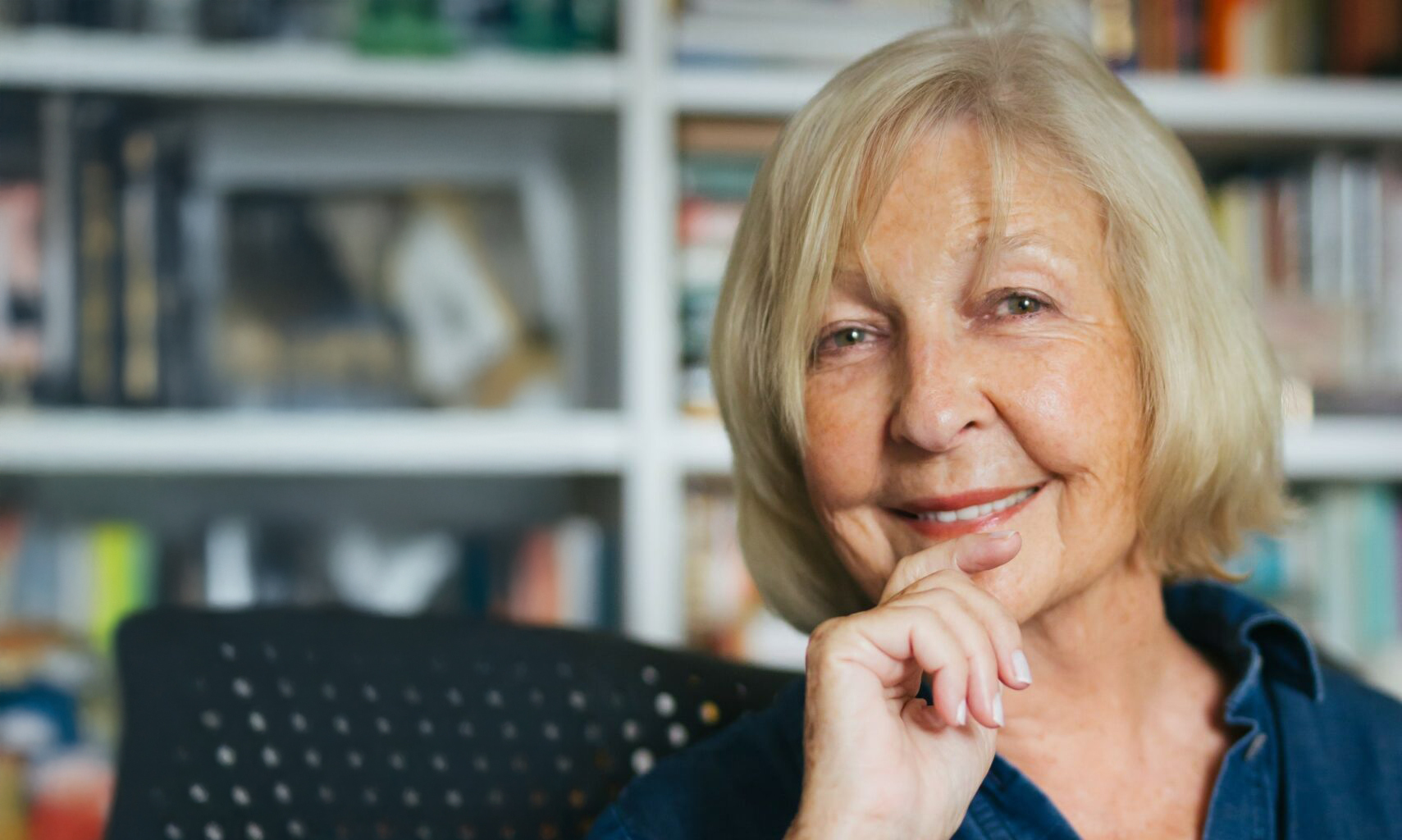 Jane Campbell, autora de 'Cepillar al gato', sonriendo mientras habla sobre su libro que explora la sensualidad en la vejez. (Fuente: El Mundo)