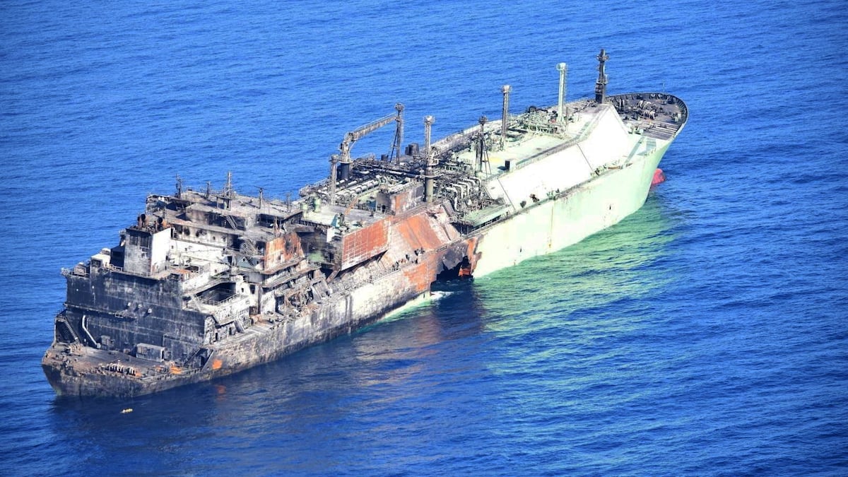 Libia lucha por controlar un metanero ruso a la deriva en el Mediterráneo tras un ataque con drones