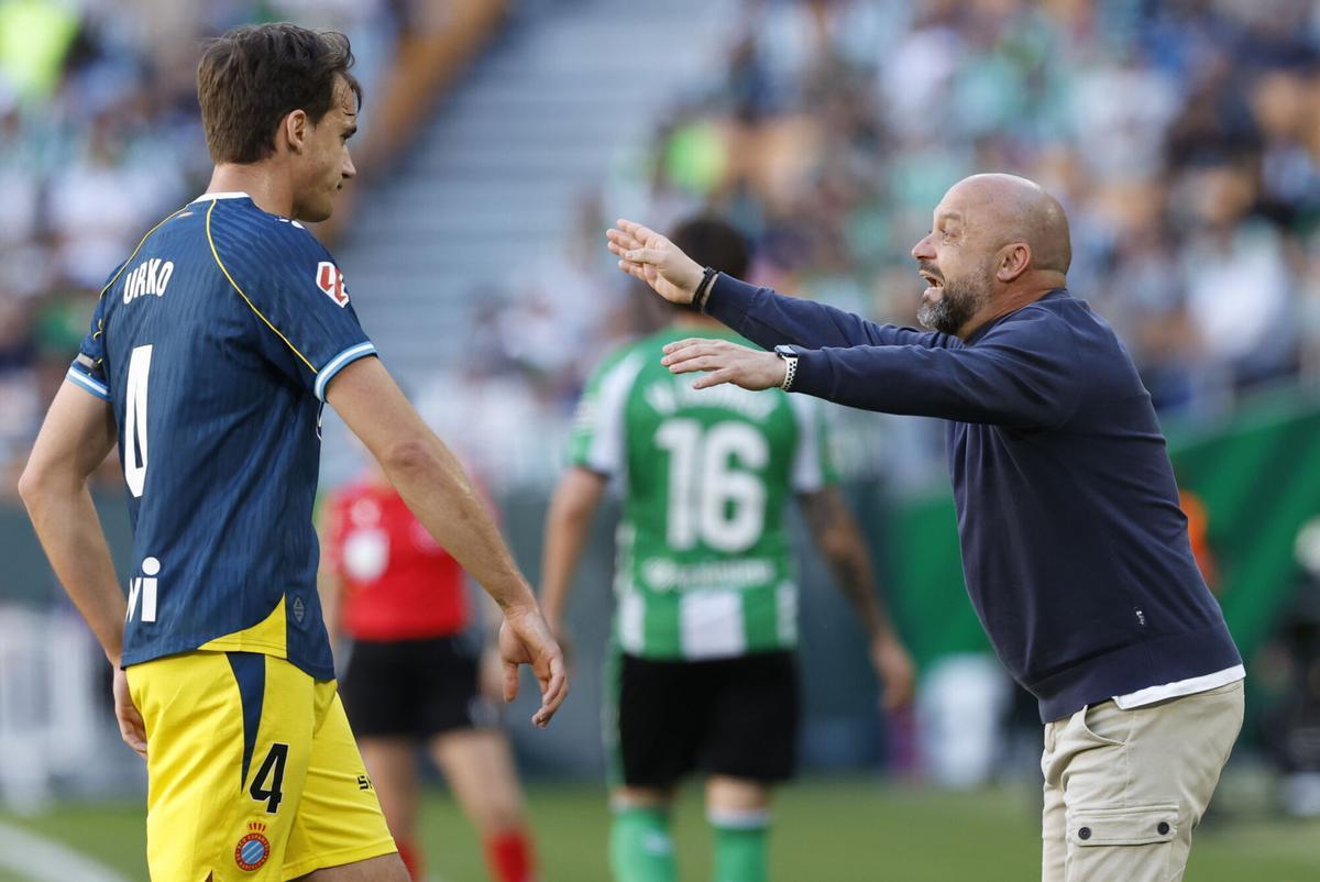 El defensa del Espanyol, Valentín Gómez, lucha por un balón con Omar El Hilali en el partido ante el Betis. (Fuente: El Periódico)
