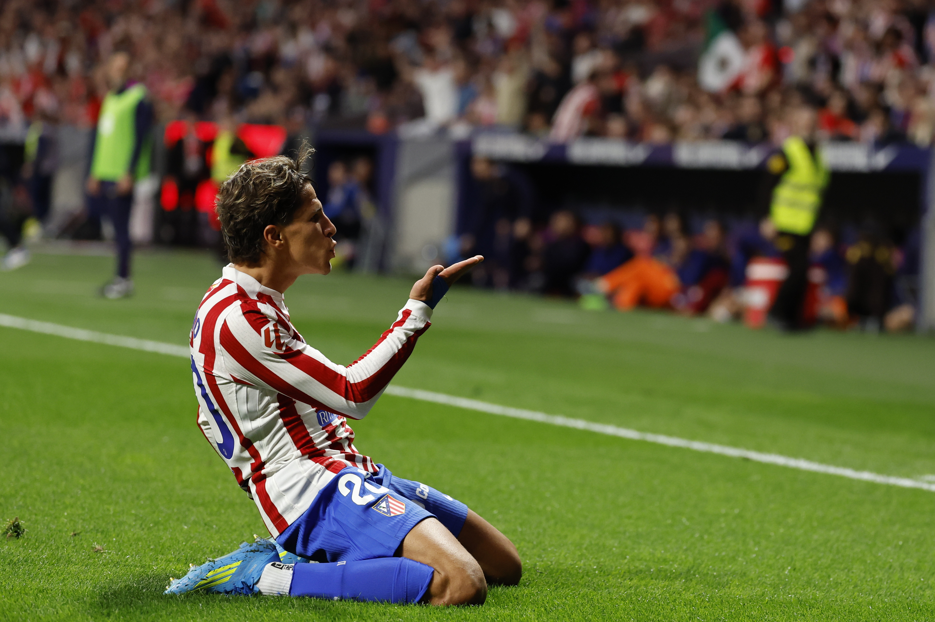 El FC Barcelona celebra la victoria en el estadio Metropolitano (Fuente: El Mundo)