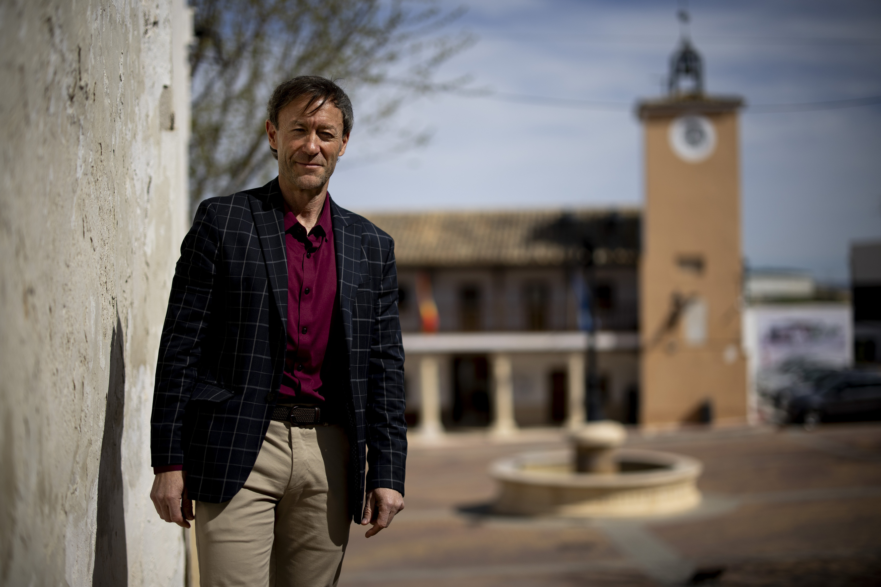 Placas solares en un paisaje rural, generando energía limpia y sostenible en Belinchón. (Fuente: El Mundo Economía)