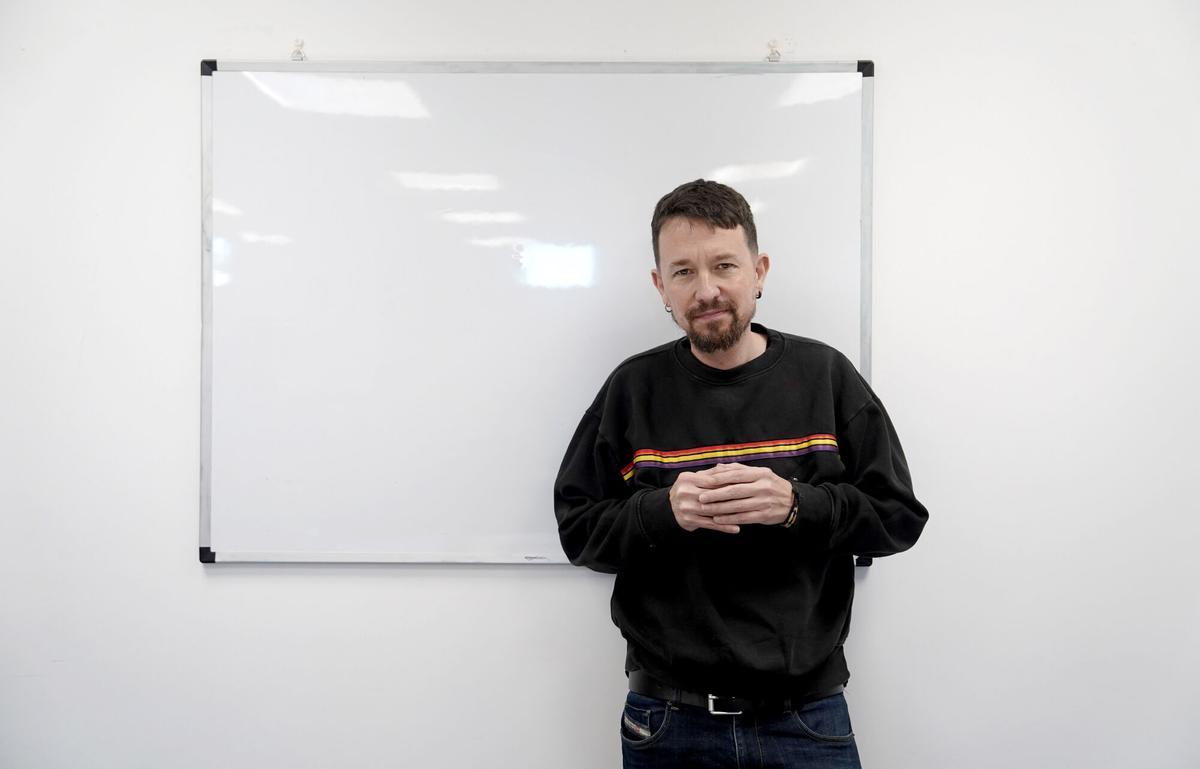 Pablo Iglesias posa antes de la conversación en una sala de Canal Red, en Madrid. (Fuente: El Periódico Política)