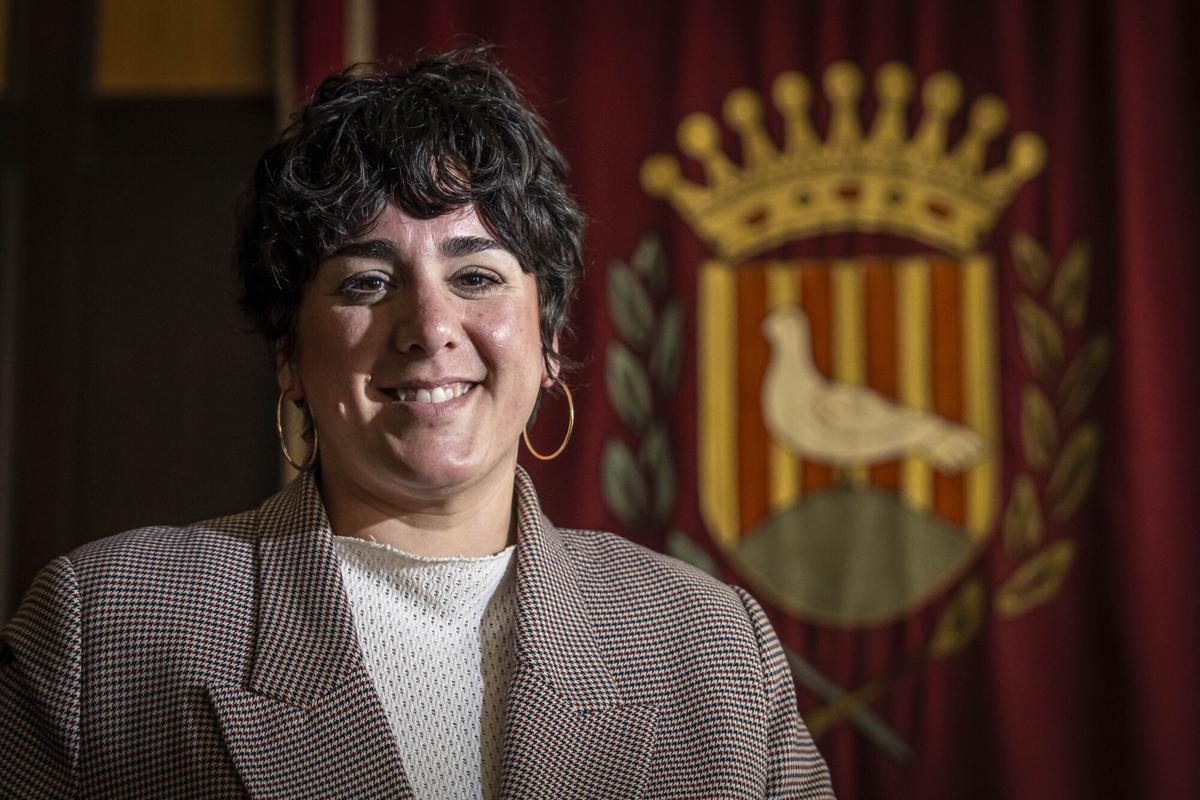 La alcaldesa de Santa Coloma de Gramenet, Mireia González, en su despacho (Fuente: El Periódico Política)