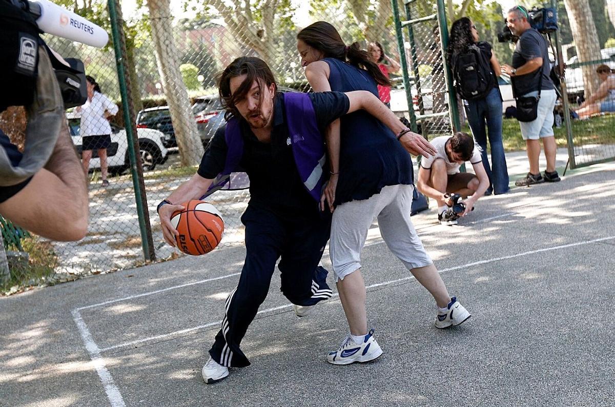 Pablo Iglesias se dirige a los periodistas en una rueda de prensa en la sede de Canal Red. (Fuente: El Periódico Política)