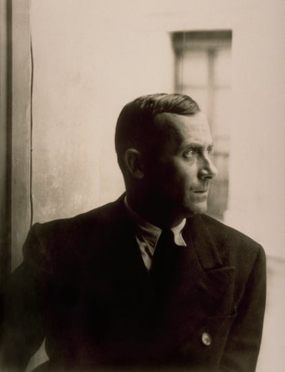 Joan Miró en su estudio, rodeado de obras de arte y papeles con notas (Fuente: El País)