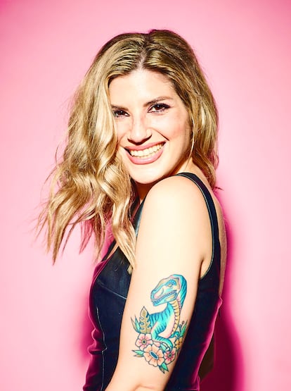 Paula Púa sonriendo en un escenario de comedia (Fuente: El País)