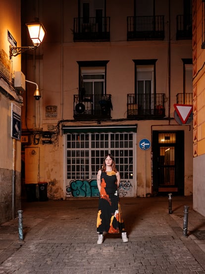 Una imagen de un grupo de jóvenes y mayores juntos, simbolizando la brecha generacional. (Fuente: El País)