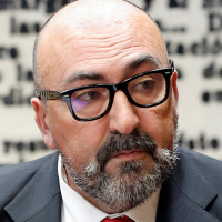 El exministro José Luis Ábalos y su antiguo asesor, Koldo García, llegan al Tribunal Supremo para enfrentar el juicio por la trama de las mascarillas. (Fuente: El País)