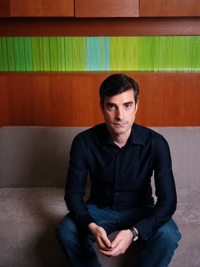 Una imagen de una persona mirando una tableta con una expresión de confusión, representando la desconexión entre generaciones. (Fuente: El País)