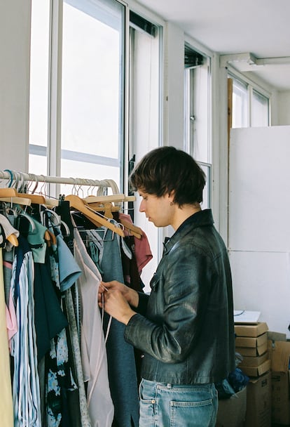 Jacek Gleba, diseñador barcelonés de 27 años, en su estudio de Londres. (Fuente: El País)