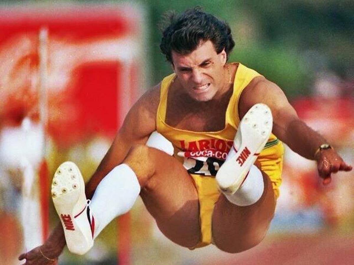El exatleta Antonio Corgos sonriendo en un parque de Barcelona. (Fuente: El Periódico)