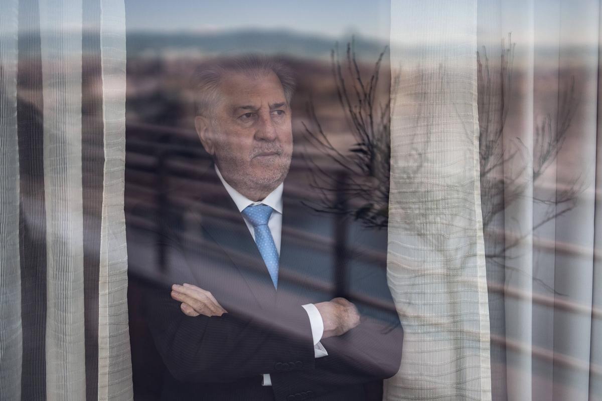 Amancio López Seijas, presidente del Grupo Hotusa, en una conferencia de prensa. (Fuente: El Periódico)