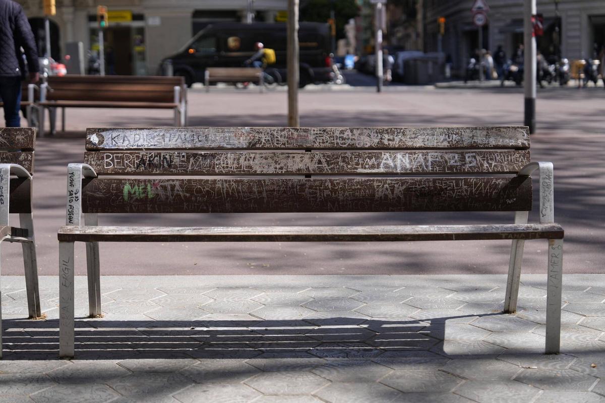 Turistas imitan la postura de Arda Turan en el banco de los Jardinets de Gràcia (Fuente: El Periódico)