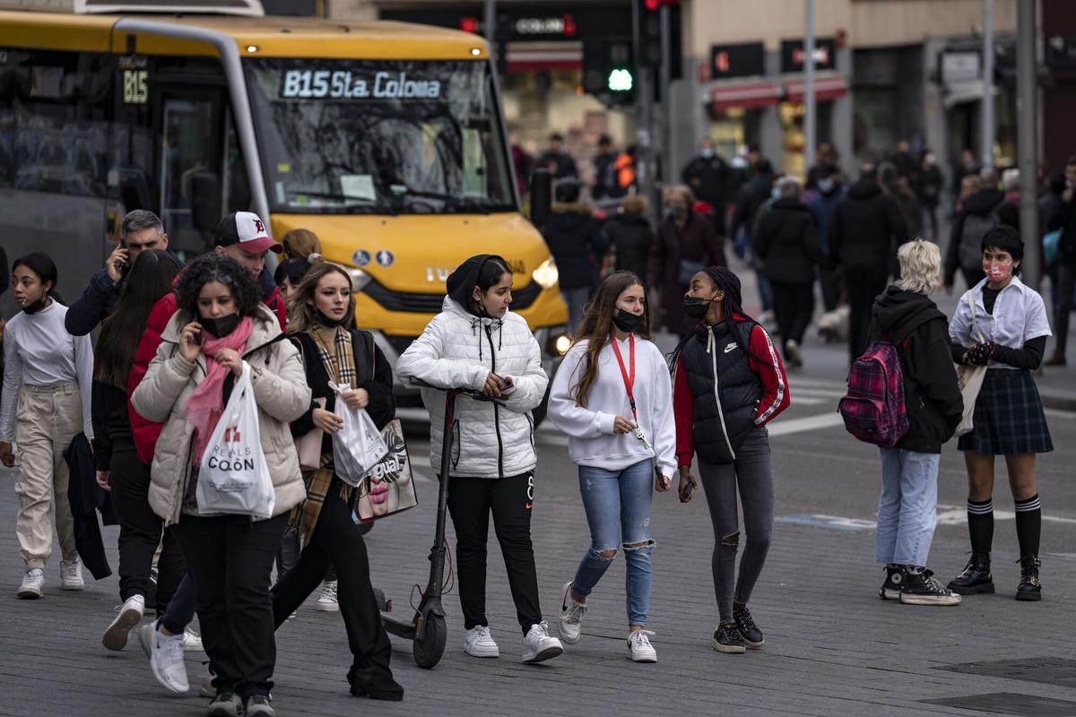 Alumnos de origen chino aprenden catalán en los cursos del CNL de Santa Coloma de Gramenet, L'Heura (Fuente: El Periódico)